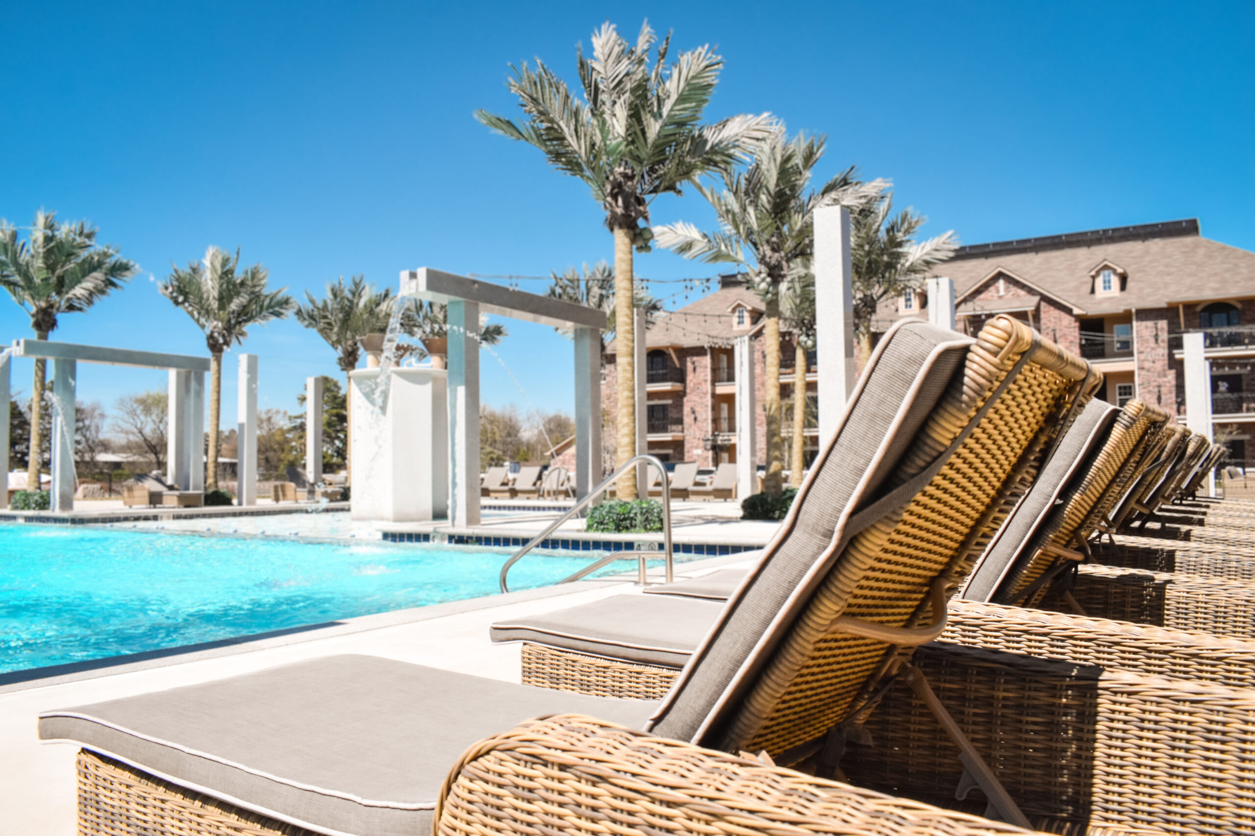 Fountaine Bleau Apartments 